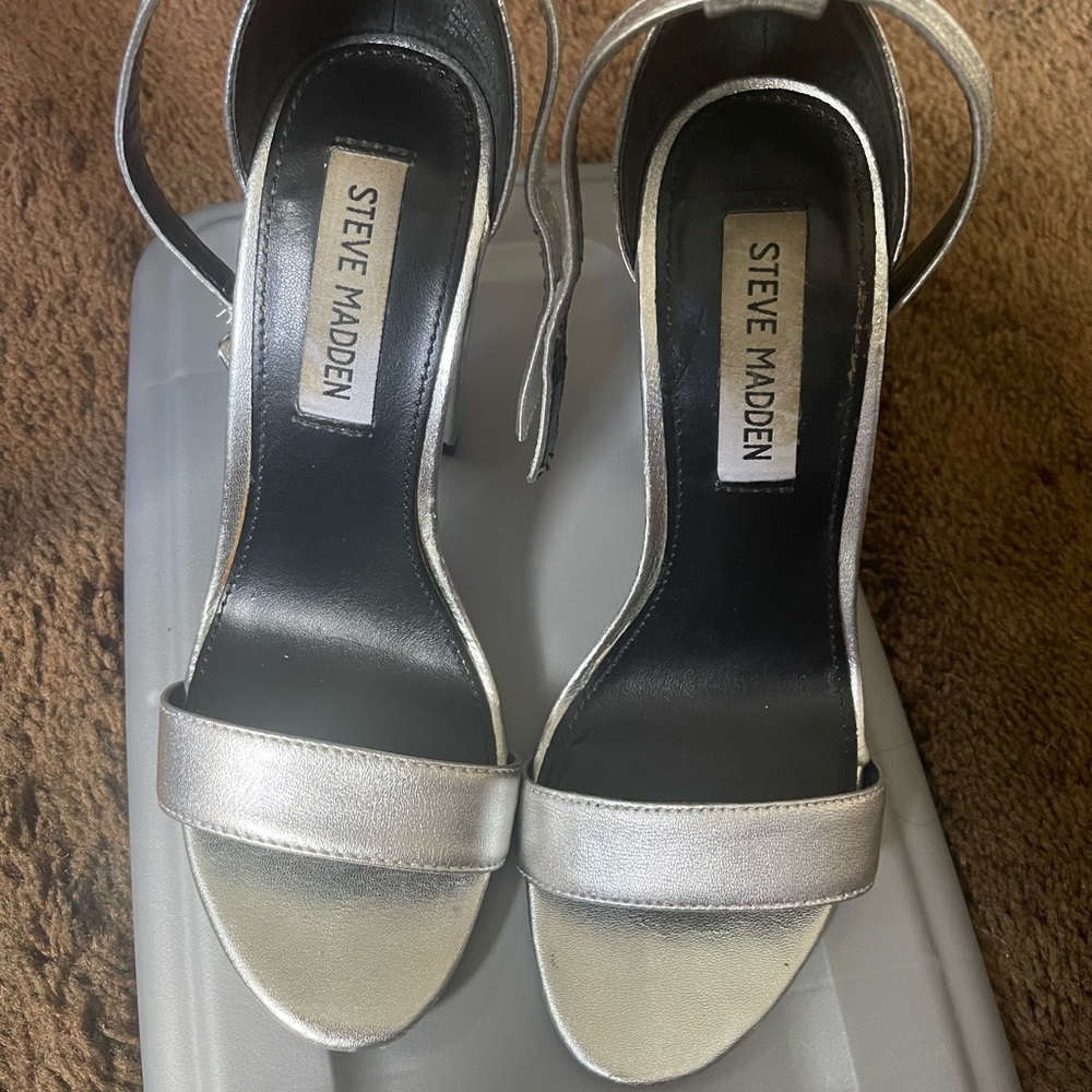 Steve Madden Carson Silver heels size 6 barely worn